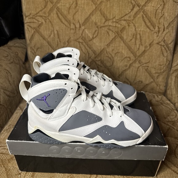 NIKE AIR JORDAN 7 RETRO (GS) White/Varsity Purple-Flint Grey Sz 6.5Y 304774-151 - Picture 4 of 10